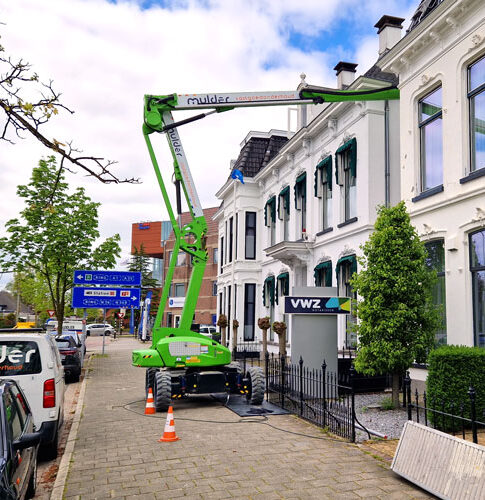 Onderhoudswerkzaamheden door Mulder Vastgoedonderhoud aan het kantoorpand van VWZ Notarissen met hoogwerker