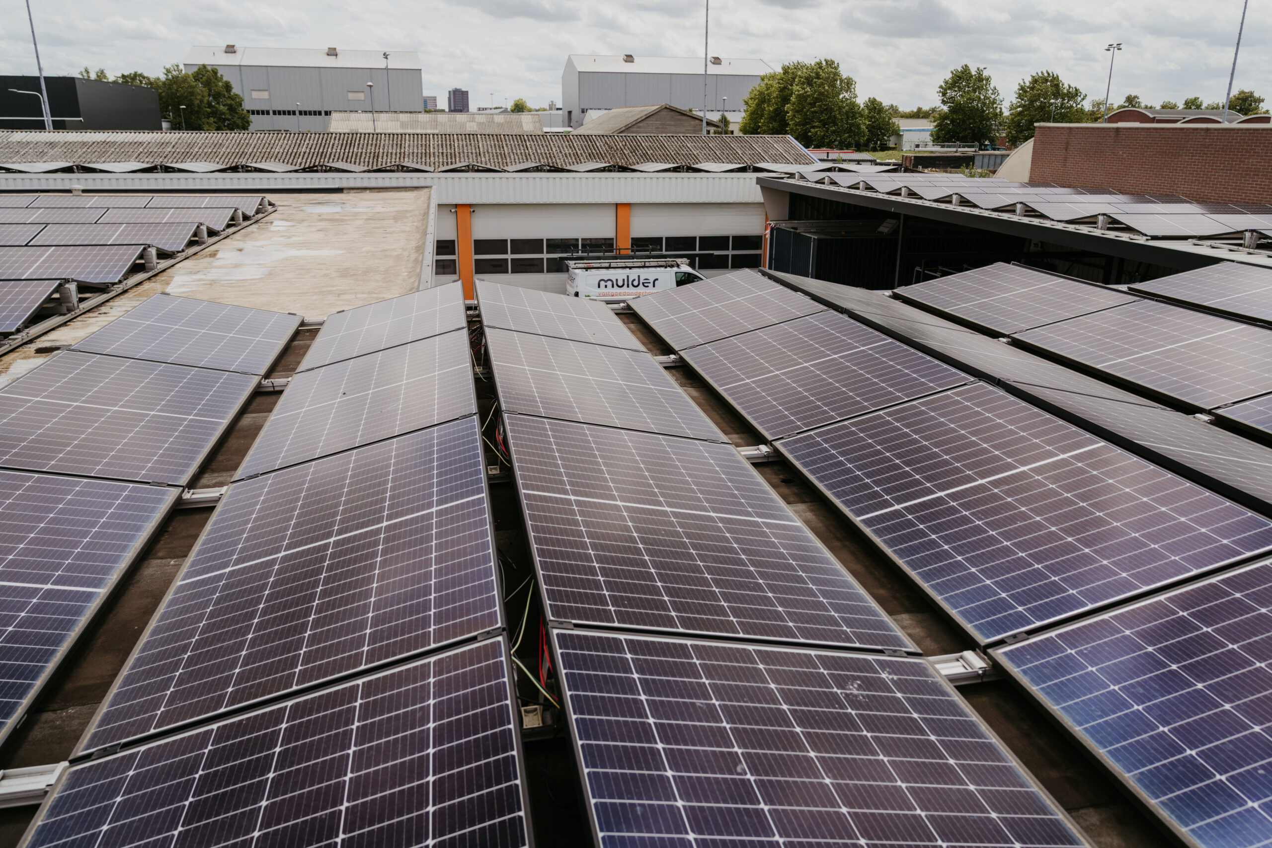 Zonnepanelen op het dak van het pand van Mulder Vastgoedonderhoud als onderdeel van duurzame bedrijfsvoering